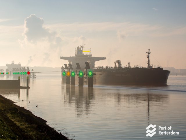 port of rotterdam and IBM team up for smart, IoT-enabled port