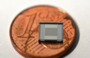 An electric field sensor based on silicon