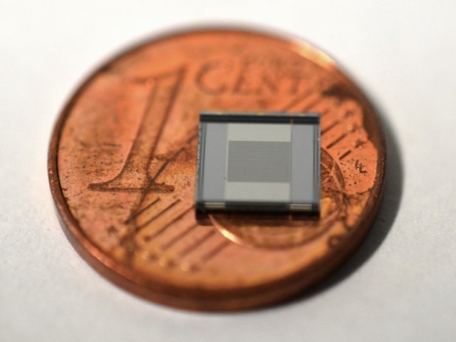 An electric field sensor based on silicon